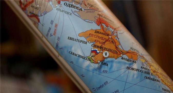 Sinh viên Kiev nhận thẻ với bản đồ Ukraine không có Crimea