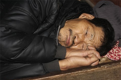 Bà đưa ông trốn viện về vì không lo nổi viện phí