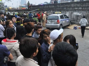 Bà chết, cháu gãy chân sau khi bị taxi mất lái tông trúng