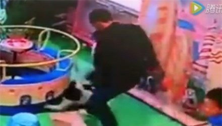 Truy tìm kẻ hành hung bé trai dã man tại trung tâm mua sắm