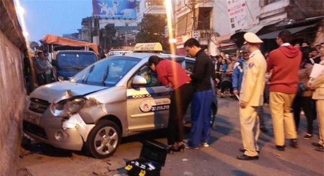 Cháu bé trong vụ taxi mất lái gây chết người ở Hà Nội đang nguy kịch