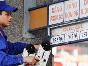 Giá xăng bất ngờ 'đứng yên'