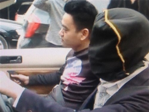 Hà Nội: Người bịt mặt lái xe mui trần có bị xử phạt?