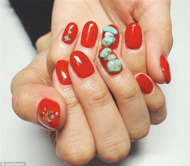 Trào lưu... đính sỏi lên móng tay khiến giới trẻ "phát cuồng"