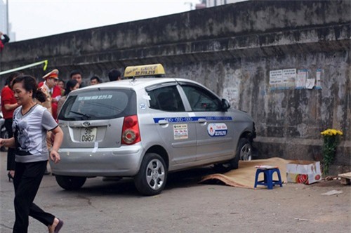 Vụ taxi "điên" trên phố Hồng Hà: Bé trai đang hết sức nguy kịch