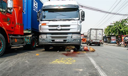 Bàng hoàng phụ nữ bị xe container cán chết giữa đường