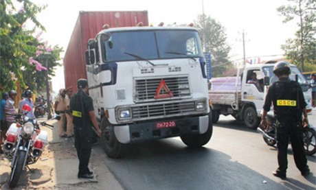 Bình Dương: Bắt 2 xe container mang biển đỏ giả