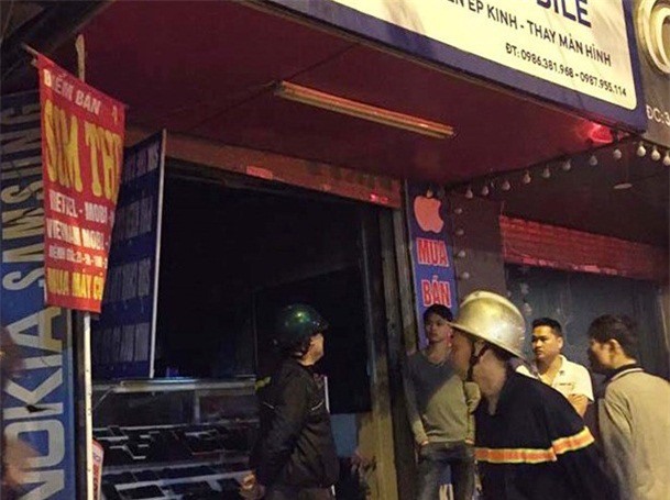 Hà Nội:  Cửa hàng điện thoại bốc cháy, 8 người nhập viện