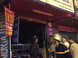 Hà Nội:  Cửa hàng điện thoại bốc cháy, 8 người nhập viện