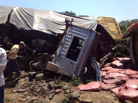 Hai xe tải đấu đầu làm một người chết, 3 người nguy kịch