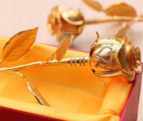 Quà độc ngày 8/3: Hoa hồng vàng đính kim cương giá 250 triệu