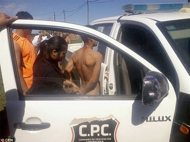 Bị lột trần diễu phố sau khi cố cưỡng hiếp một bé gái