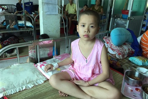 Chồng bỏ, vợ kiếm từng đồng cứu đứa con ung thư