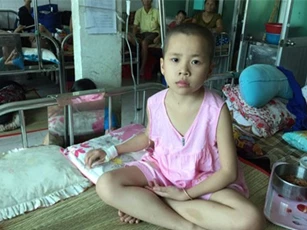 Chồng bỏ, vợ kiếm từng đồng cứu đứa con ung thư