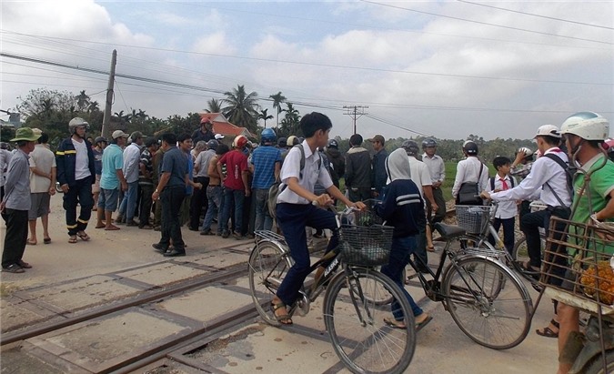 Đi xe máy băng qua đường sắt, người đàn ông bị tàu hỏa kéo lê gần 15m