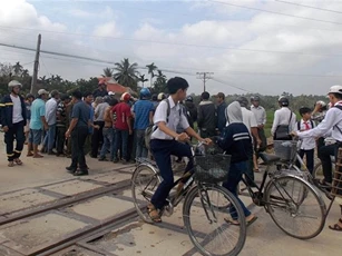 Đi xe máy băng qua đường sắt, người đàn ông bị tàu hỏa kéo lê gần 15m