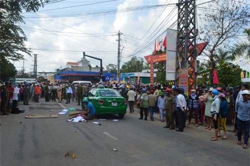 Hai mẹ con chết thảm, bé trai văng gầm taxi thoát chết sau khi bị xe tải tông