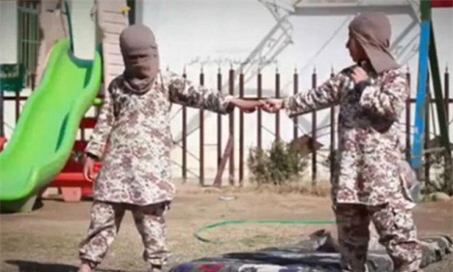 IS tung video huấn luyện trẻ mồ côi thành chiến binh