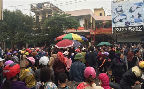 Thanh Hóa: Dân bao vây UBND thị xã Sầm Sơn sau tiếng súng nổ