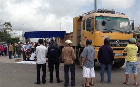 Bàng hoàng người phụ nữ bị xe ben cuốn vào gầm, kéo lê 5m