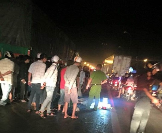 Bàng hoàng thanh niên lái xe máy húc gầm container, tử vong