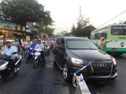 Tránh tai nạn, 'xế hộp' Audi Q7 tông dải phân cách