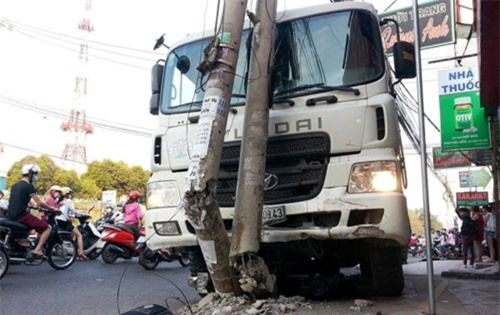 Xe ben "điên" tông nát cột điện, 2 người trọng thương