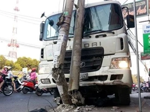 Xe ben "điên" tông nát cột điện, 2 người trọng thương