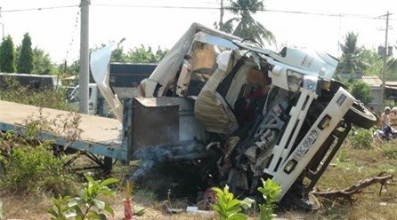 Xe tải nổ lốp đâm trực diện đầu xe container, 3 người tử vong