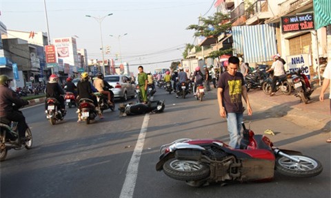 Ôtô đâm liên hoàn 2 xe máy, 3 mẹ con cùng rơi vào tình trạng nguy kịch