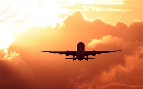 Phi công dọa cho rơi máy bay cùng 200 hành khách nếu vợ bỏ