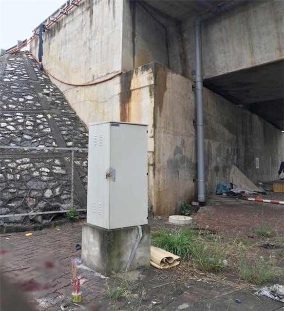 Sốc: Thanh niên đi xe máy trên cầu, rơi xuống đất tử vong