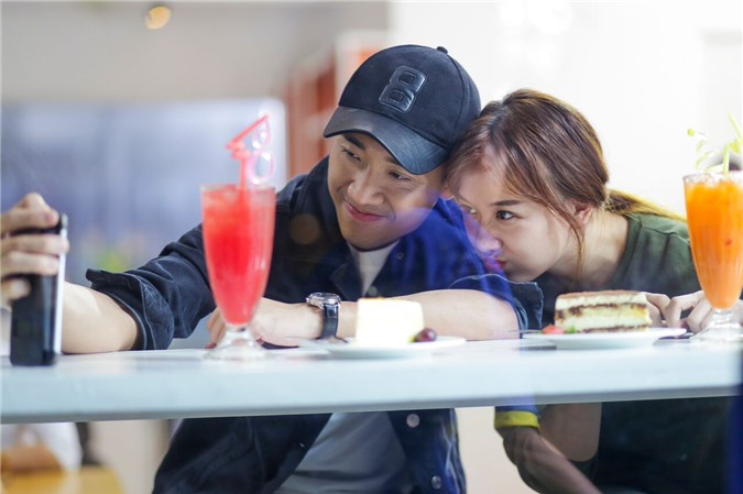 Trấn Thành - Hari Won "tay trong tay" ngày 8/3