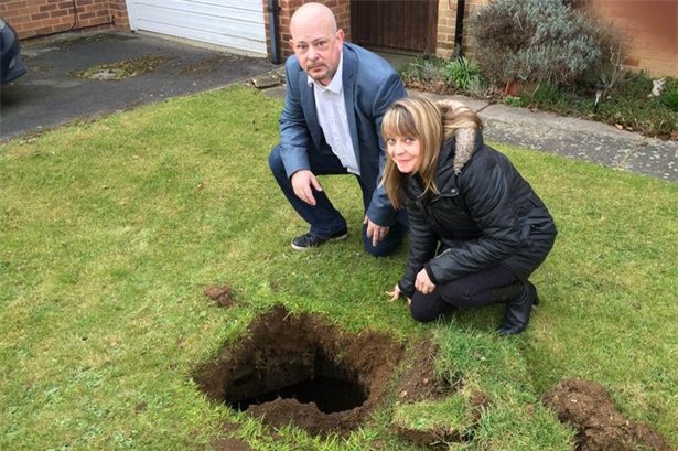 Anh: Nghi ngờ hố đen xuất hiện trong sân nhà