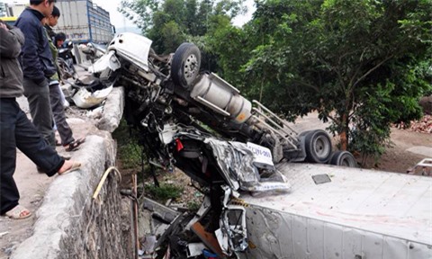 3 xe container lao xuống vực tại đầu cầu Hà Tràng trong một tuần