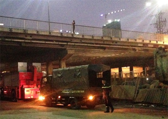 Bàng hoàng thanh niên bỏ lại xe máy, nhảy cầu Sài Gòn 