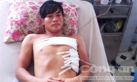 Bắt đối tượng cầm dao đâm bạn thủng phổi trên bàn nhậu