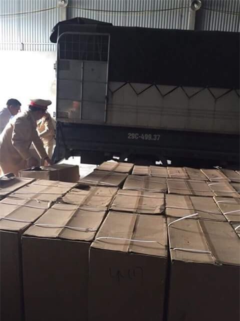 Hà Nội: CSGT phát hiện thu giữ hàng trăm nồi lẩu, đèn LED nhập lậu