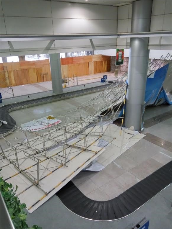 Sập giàn giáo sân bay Tân Sơn Nhất, nhân viên hoảng loạn