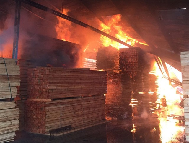 Xưởng gỗ chìm trong "biển lửa", hàng chục tỷ đồng thành tro