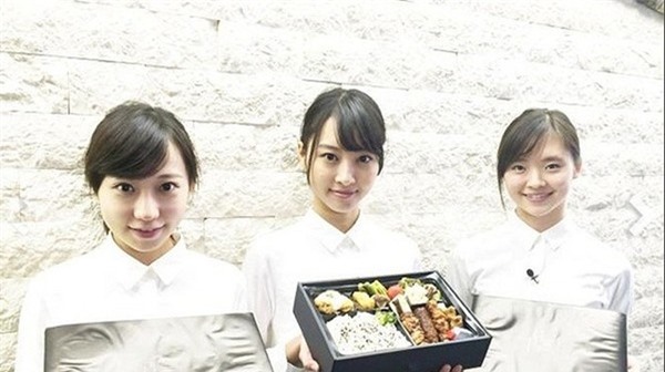 Độc đáo: Dịch vụ người mẫu đưa cơm ở Nhật Bản