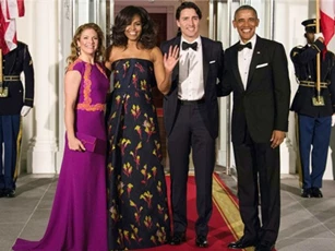 Ngắm hai con gái Obama xúng xính váy áo tại Nhà Trắng