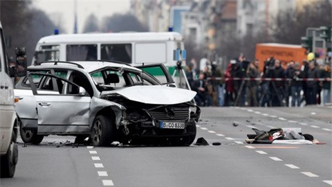 Nổ kinh hoàng trong xe ô tô tại Berlin, 1 người thiệt mạng