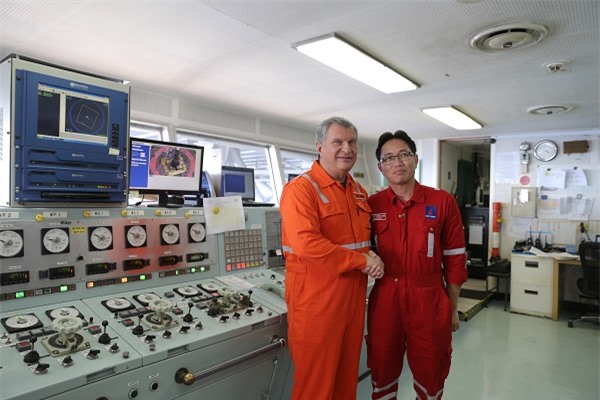 Tập đoàn dầu lửa Nga thăm giàn khoan thăm dò ngoài khơi Việt Nam