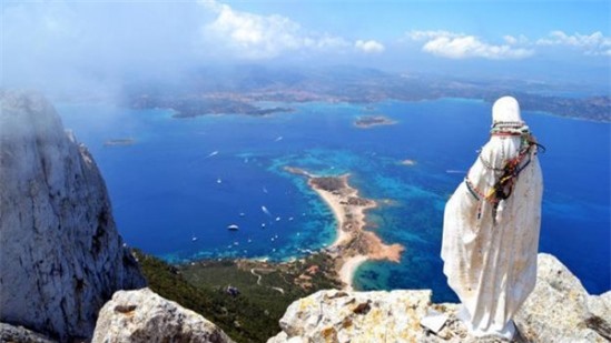 Khám phá đất nước nhỏ bé nhất hành tinh với 11 người và 100 con dê