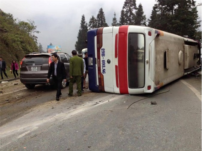 Lật xe khách kinh hoàng tại Sa Pa, 5 người thương vong
