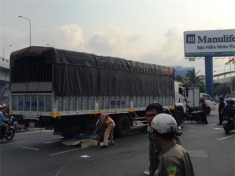 Tai nạn thương tâm, cô gái bị xe tải cuốn vào gầm tử vong