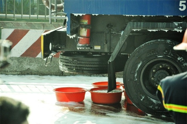 Xe tải đâm sầm vào xe bồn, hàng trăm lít xăng chảy xuống đường