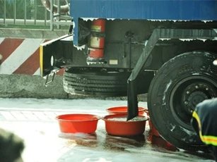 Xe tải đâm sầm vào xe bồn, hàng trăm lít xăng chảy xuống đường