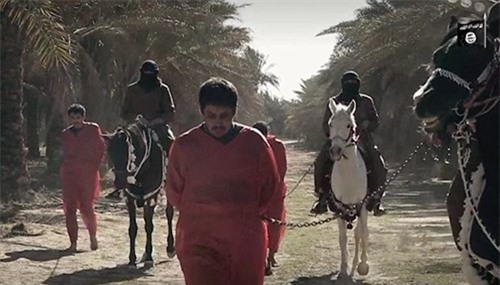 Đao phủ IS cưỡi ngựa dắt con tin đi... chặt đầu